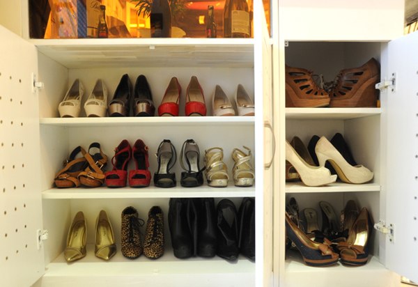 Bộ sưu tập giầy của căn hộ ấm cúng của Nhật Kim Anh theo phong cách tân cổ điển