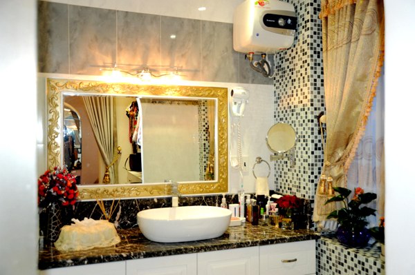 Phòng tắm căn hộ ấm cúng của Nhật Kim Anh theo phong cách tân cổ điển