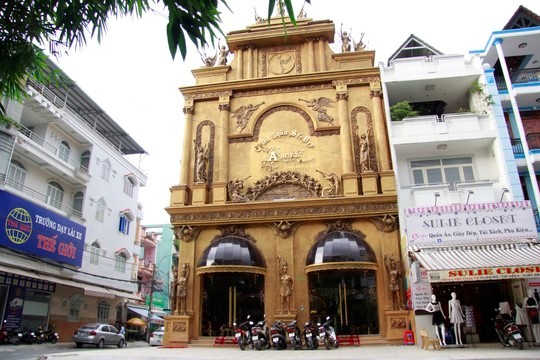 Cùng chiêm ngưỡng tòa lâu đài dát vàng 20 tỷ độc đáo nhất Sài Gòn